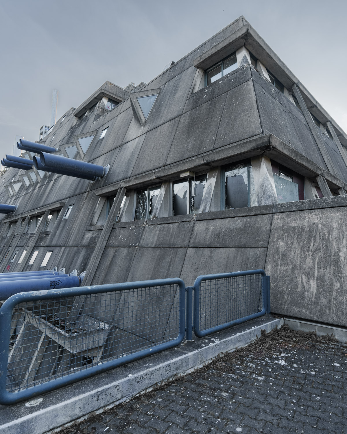Mäusebunker Berlin – brutalistisches Forschungsgebäude von Gerd und Magdalena Hänska mit blauen Lüftungsrohren, Berlin-Lichterfelde