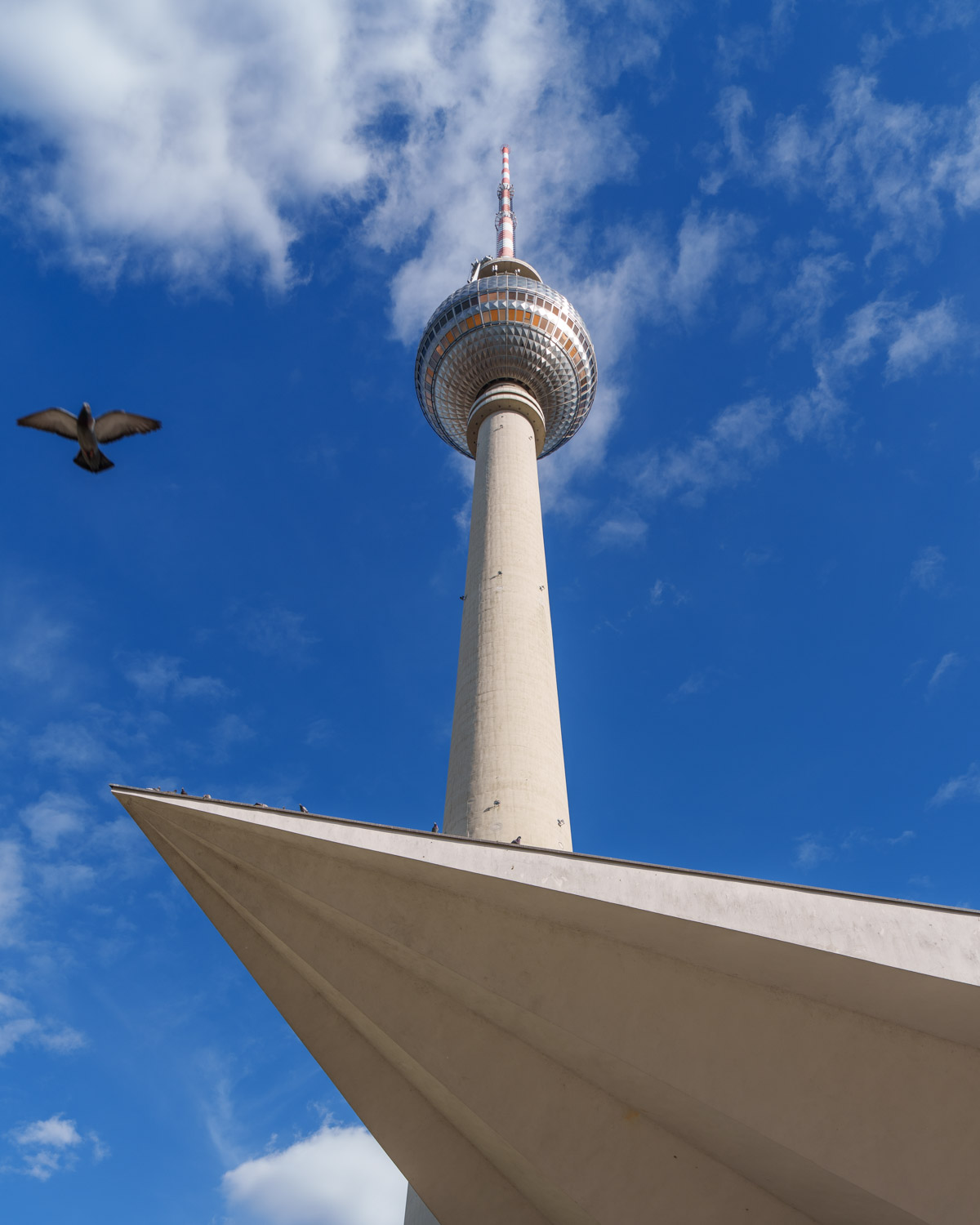 Berliner Fernsehturm von unten fotografiert, Betonschaft mit Kugel — Architekturfotografie Jan Madeus