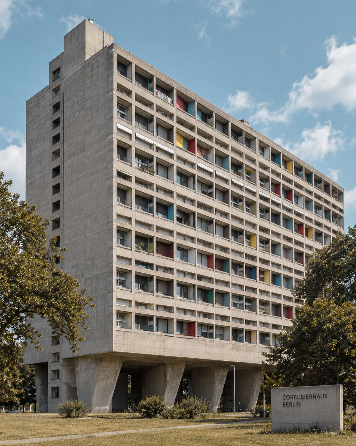 Corbusierhaus Berlin – Fassadenraster von Le Corbusiers Unité d’Habitation in Berlin-Westend mit Akzenten in Primärfarben auf Sichtbeton
