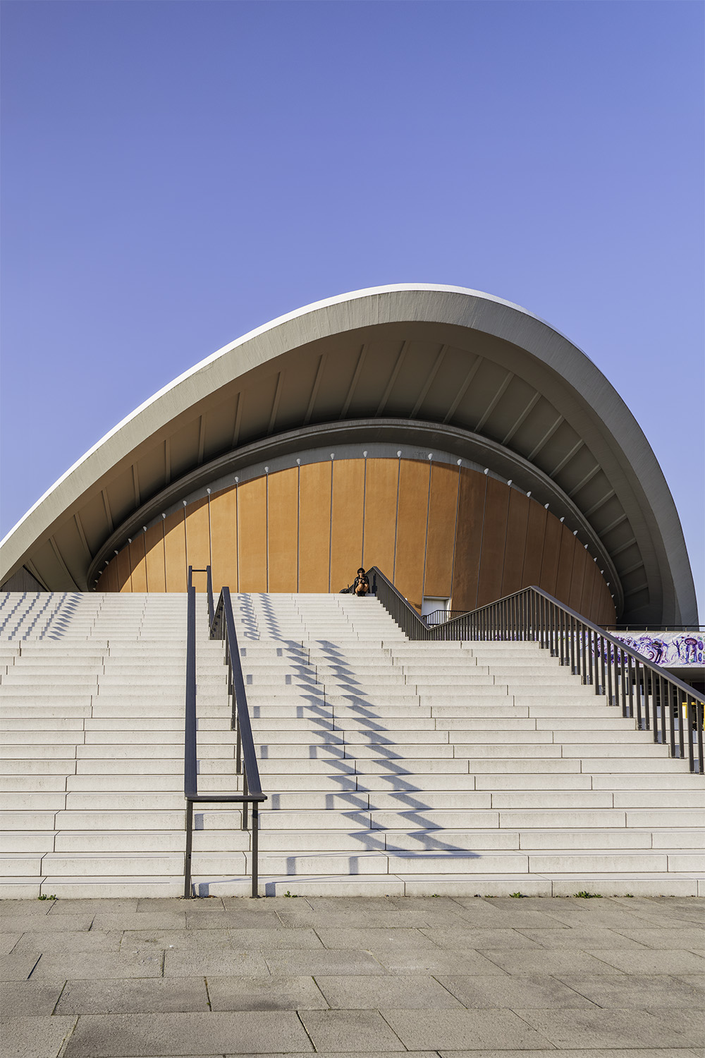 Kongresshalle Berlin, heute Haus der Kulturen der Welt, geschwungenes Betondach von Hugh Stubbins im Tiergarten — Architekturfotografie Jan Madeus
