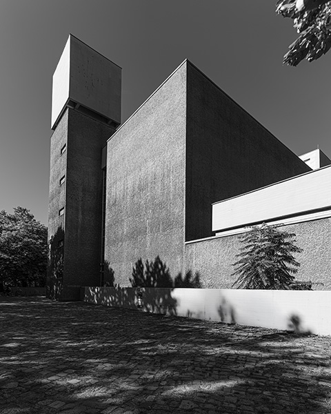 St. Agnes Kirche Berlin – Betonfassade der Brutalismus-Architektur im Morgenlicht
